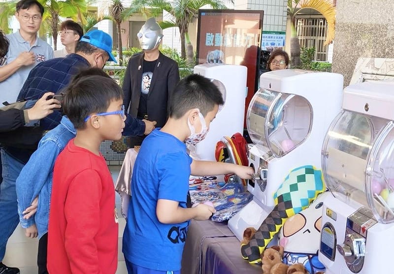 寒假完成四大小超人任務的學生，開學日參加「超級扭蛋」抽獎活動。&nbsp;&nbsp;&nbsp;圖：高雄市教育局/提供