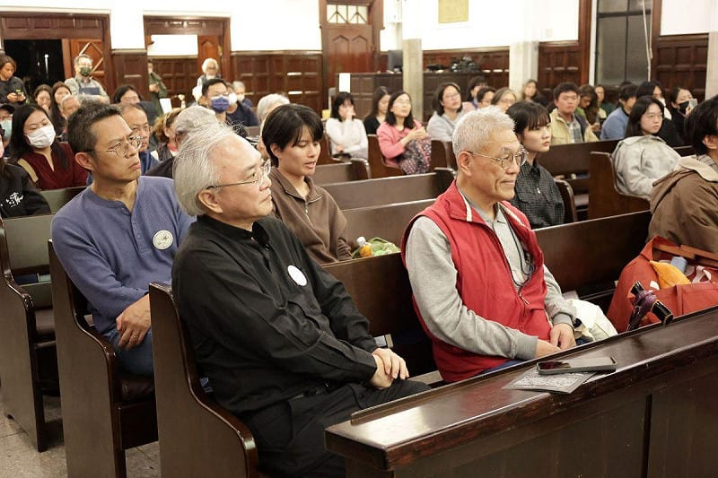  台獨聯盟等台派團體邀請民眾觀賞《牽阮的手》，同時安排林宅血案當時的歷史見證者《中國時報》記者吳國棟先生分享，透過影像與對話，重新凝視 1980 年 2 月 28 日發生的林宅血案。 圖：康紘齊拍攝/台獨聯盟提供 