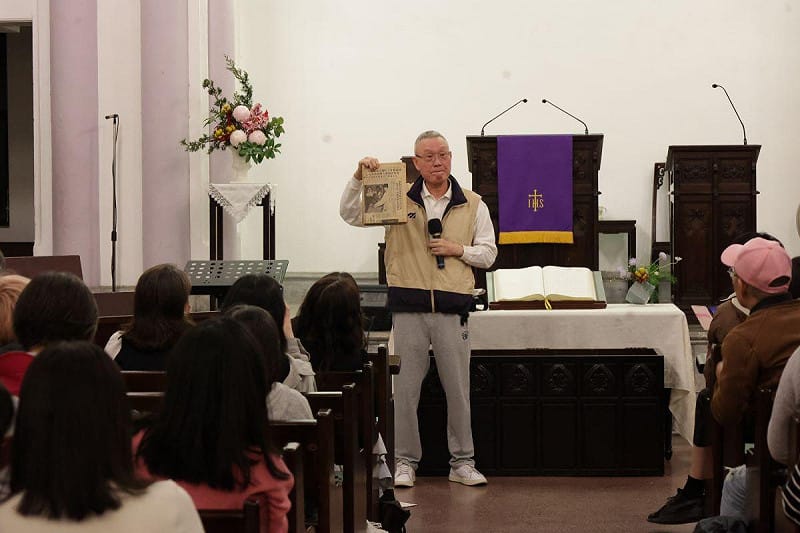  台獨聯盟等台派團體邀請民眾觀賞《牽阮的手》，同時安排林宅血案當時的歷史見證者《中國時報》記者吳國棟先生分享，透過影像與對話，重新凝視 1980 年 2 月 28 日發生的林宅血案。 圖：康紘齊拍攝/台獨聯盟提供 