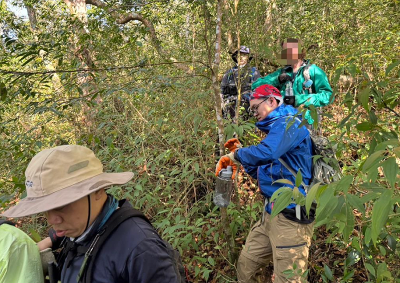 搜救團隊於事發隔日上午順利將迷途男子帶領下山。&nbsp;&nbsp;&nbsp;圖：宜蘭縣消防局/提供