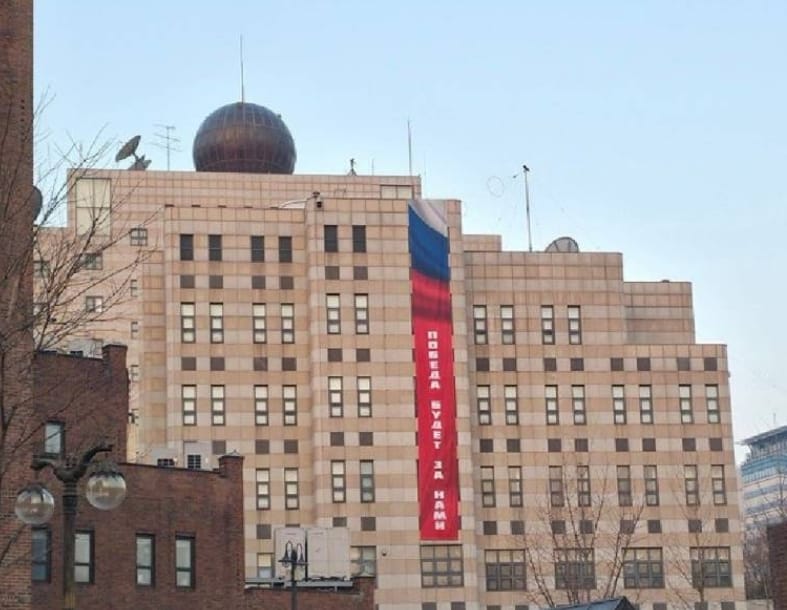 俄羅斯駐首爾的大使館近日在大樓外牆上懸掛巨大的「勝利是屬於我們的」布條。&nbsp;&nbsp;&nbsp;圖 : 翻攝自X / NiKiTa