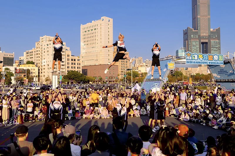 東京都立大學男子啦啦隊帶來熱血應援演出。&nbsp;&nbsp;&nbsp;圖：高雄市觀光局/提供