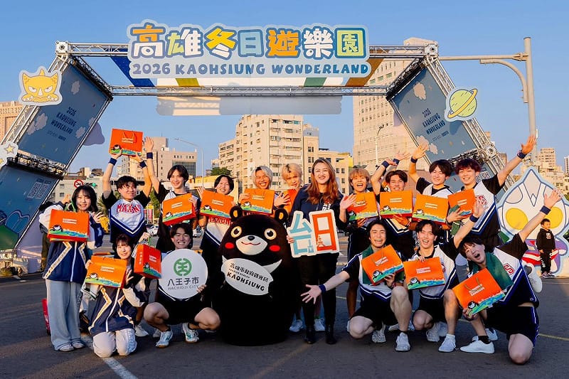 高閔琳(後排右五)與東京都立大學男子啦啦隊合影。&nbsp;&nbsp;&nbsp;圖：高雄市觀光局/提供