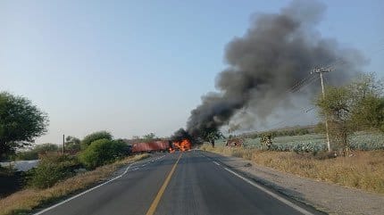  米卻肯州（Michoacán）的公路也出現了大規模路障，多輛貨車被縱火焚毀，交通陷入癱瘓。 圖 : 翻攝自 X 