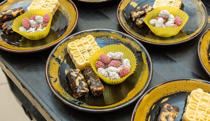 卓榮泰強調，今天茶敘桌上的「和」桃酥與金「吉」茶，也寓意朝野「和」諧、社會「大吉」，期盼新的一年，國人也可以事事大吉！&nbsp;&nbsp;&nbsp;圖：擷自卓榮泰臉書粉專