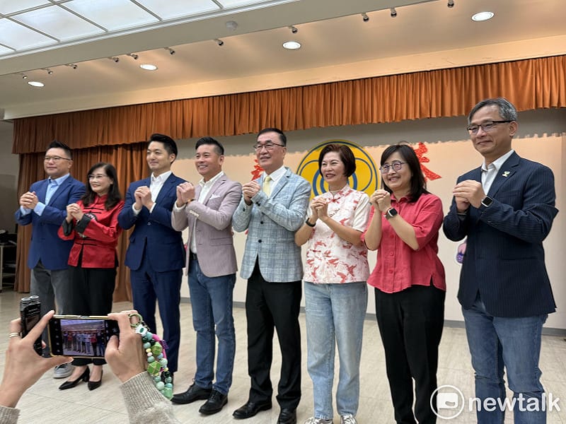 台北市長蔣萬安今率領市府團隊赴北市議會新春團拜，即將於2月底卸任的台北市副市長李四川（右4）一開始繫著黃色領帶。&nbsp;&nbsp;&nbsp;圖：周煊惠 / 攝