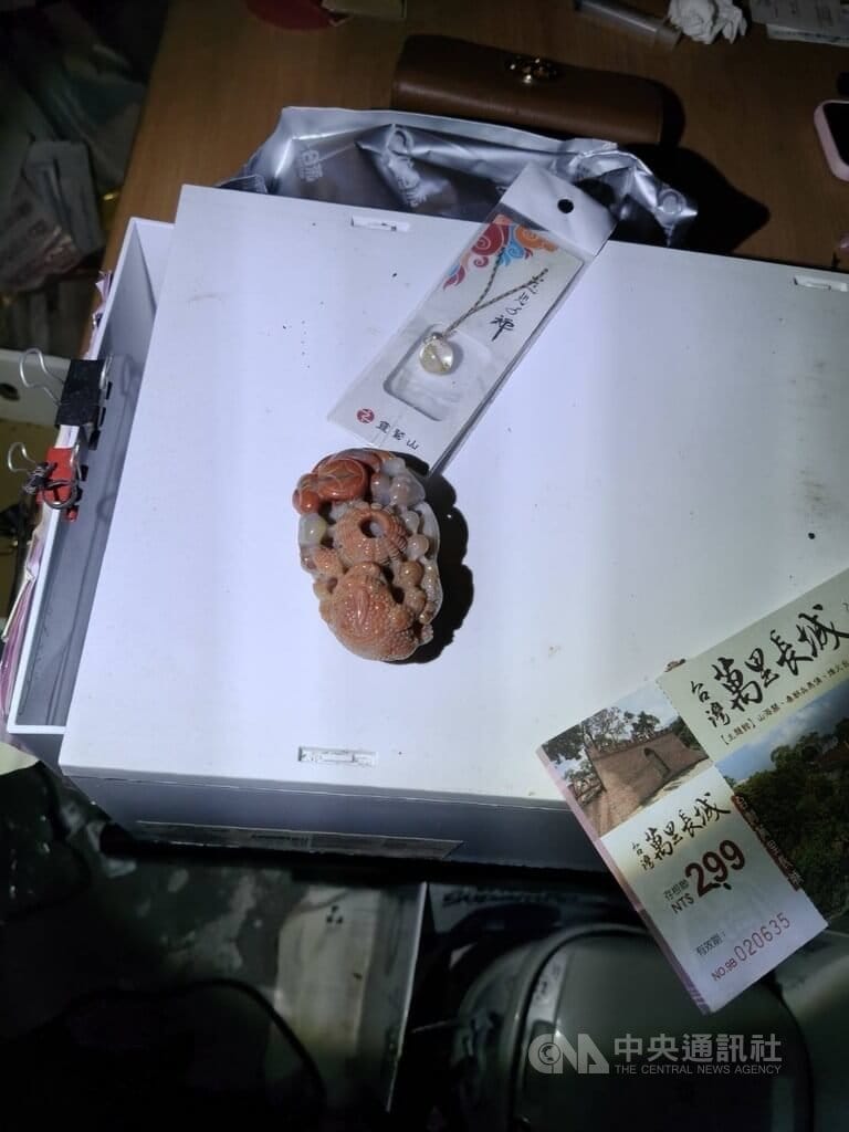 新北市烏來區那魯灣溫泉渡假飯店停業多年，過年期間20日、21日接連遭人闖入探險挖寶，警方在其中1人身上搜出價值約新台幣2000元古玩。（翻攝畫面）中央社記者曹亞沿傳真　115年2月23日&nbsp;&nbsp;&nbsp;