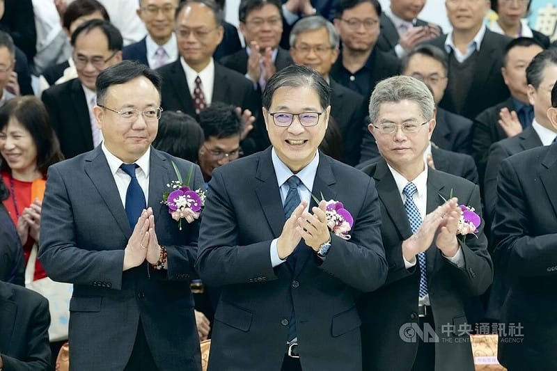 廉政署23日舉行新卸任署長交接暨宣誓典禮，法務部長鄭銘謙（前中）出席監交，與卸任署長馮成（前左）、新任署長謝名冠（前右）等人合影後鼓掌致意。中央社記者徐肇昌攝　115年2月23日&nbsp;&nbsp;&nbsp;