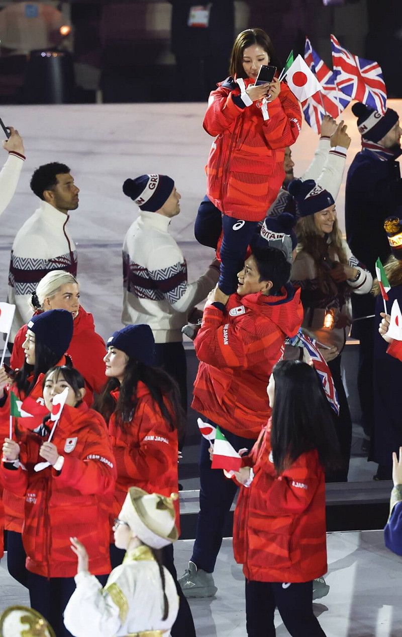 22日冬奧閉幕典禮中，木原龍一（下）將三浦璃來（上）高舉起來。（共同社）&nbsp;&nbsp;&nbsp;