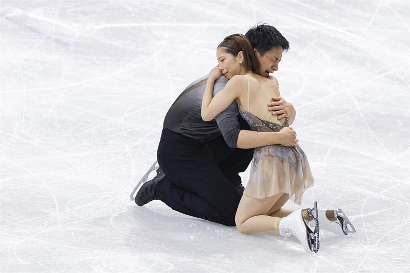 三浦璃來（右）與木原龍一（左）16日在米蘭冬奧雙人花式滑冰賽事奪下金牌，演出結束兩人在冰面上喜極而泣。（共同社）&nbsp;&nbsp;&nbsp;