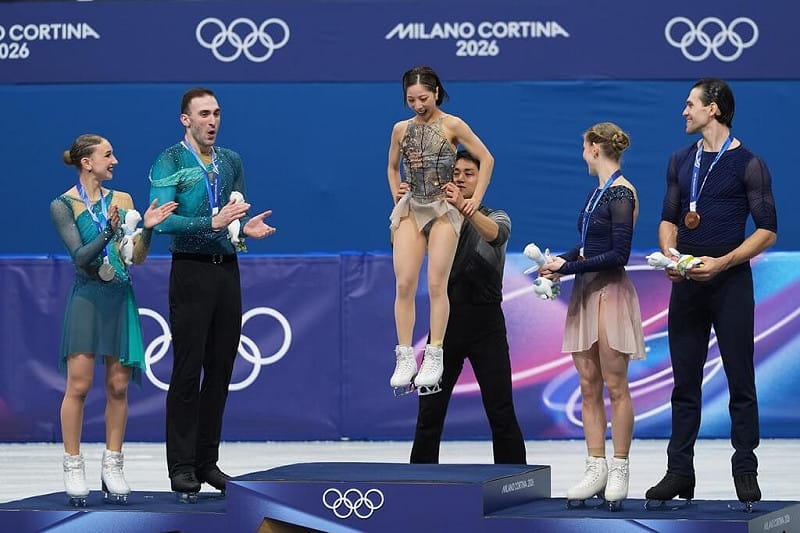 木原龍一（中下）16日在頒獎典禮抱著三浦璃來（中上）上下頒獎台。（美聯社）&nbsp;&nbsp;&nbsp;