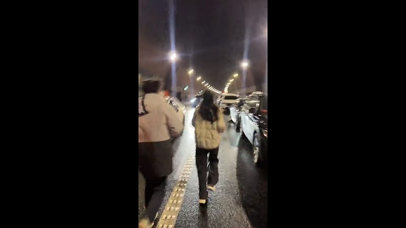 位於四川京畿高速公路的古家山隧道於當地時間 23 日發生車輛起火事故，大批民眾慌忙逃竄。&nbsp;&nbsp;&nbsp;圖：擷取自 @lammichaeltw X 分享影片