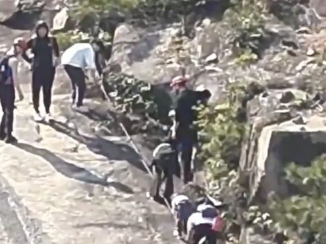 溫州市警方在魔鬼崖救援途中，還發現4個大人帶者4個小孩正在攀登。&nbsp;&nbsp;&nbsp;圖 : 翻攝自揚眼