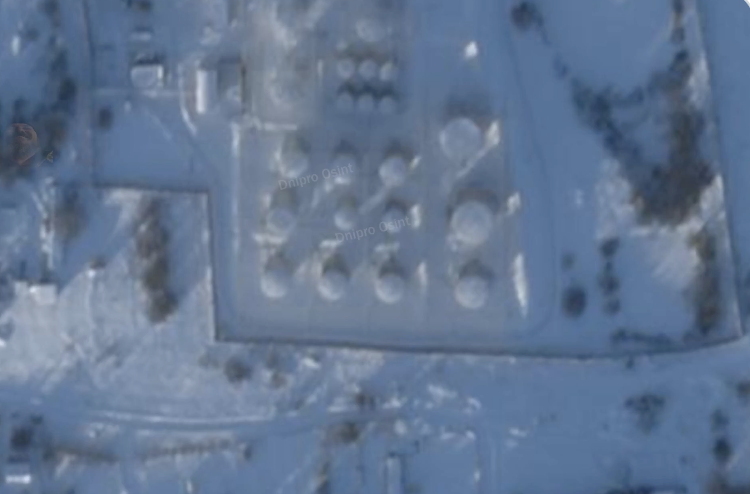 高解析度衛星影像顯示，俄羅斯普斯科夫州韋利基耶·盧基（Velikiye Luki）油庫遭襲後幾乎所有油罐被燒焦，其中約半數完全毀壞。&nbsp;&nbsp;&nbsp;圖：翻攝自 X NOELREPORTS