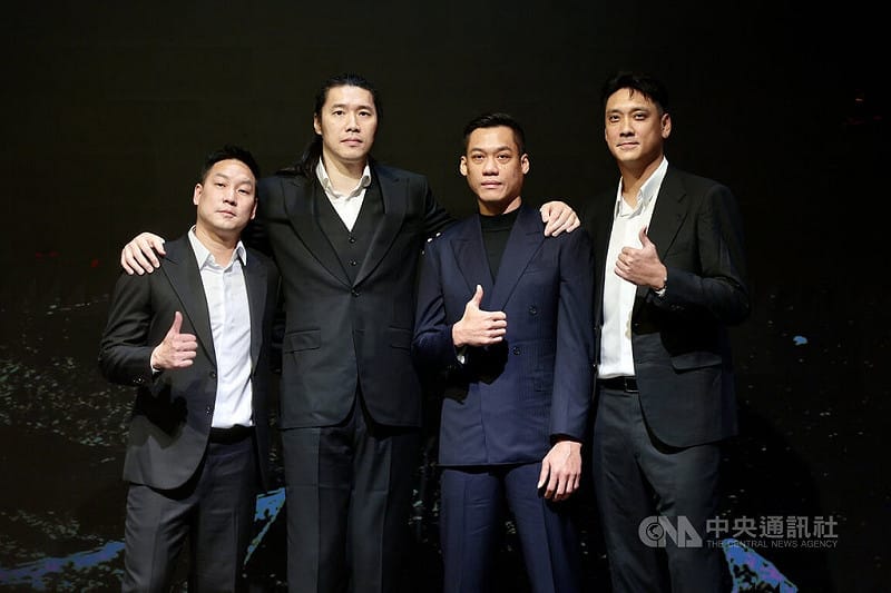 林志傑（右2）與昔日球場戰友陳世念（左）、曾文鼎（左2）、田壘（右）合影。中央社記者王飛華攝　115年2月24日&nbsp;&nbsp;&nbsp;