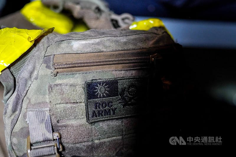 圖為來自台北市的志願兵「皮卡丘」隨身物品，臂章上印有「中華民國陸軍」的英文字樣。中央社記者陳彥婷哈爾科夫州攝　115年2月24日&nbsp;&nbsp;&nbsp;圖：中央社提供