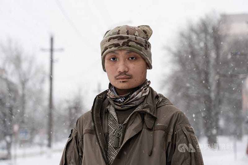 香港志願兵「秋馬」初抵前線時，形容「未知比恐懼更可怕」。他的裝甲車停下瞬間，一架遭干擾的無人機在眼前墜落爆炸，震撼畫面成為戰爭的第一印象。圖為「秋馬」在哈爾科夫州接受採訪。中央社記者陳彥婷哈爾科夫州攝　115年2月24日&nbsp;&nbsp;&nbsp;圖：中央社提供