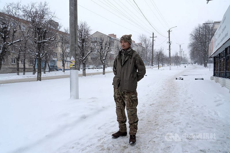 香港志願兵「秋馬」開玩笑說他的傷只是「小事」，在醫院看到更多骨折、截肢、頭部受傷都只是視為輕症。圖為「秋馬」在哈爾科夫州接受採訪。中央社記者陳彥婷哈爾科夫州攝　115年2月24日&nbsp;&nbsp;&nbsp;圖：中央社提供