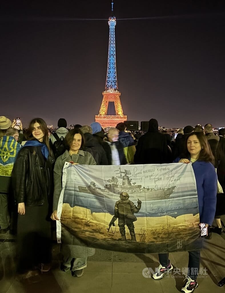 俄羅斯全面入侵烏克蘭的戰爭滿4年，巴黎艾菲爾鐵塔24日點亮代表烏克蘭國旗的藍、黃色燈光，人權廣場聚集許多人表達對烏克蘭的支持。中央社記者曾依璇巴黎攝　115年2月25日&nbsp;&nbsp;&nbsp;圖：中央社提供
