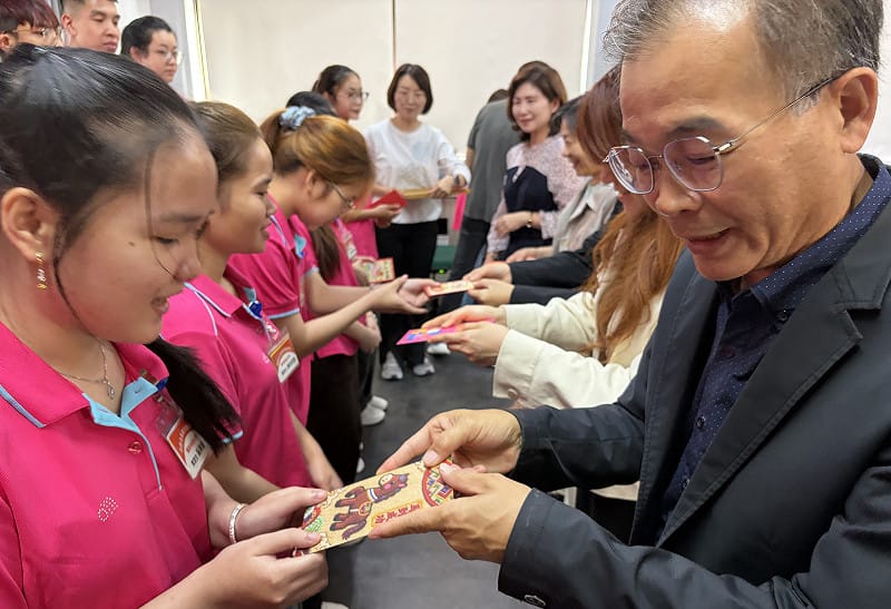 林爵士(右一)偕師長及與會貴賓祝福學生實習順利。&nbsp;&nbsp;&nbsp;圖：輔英科大/提供