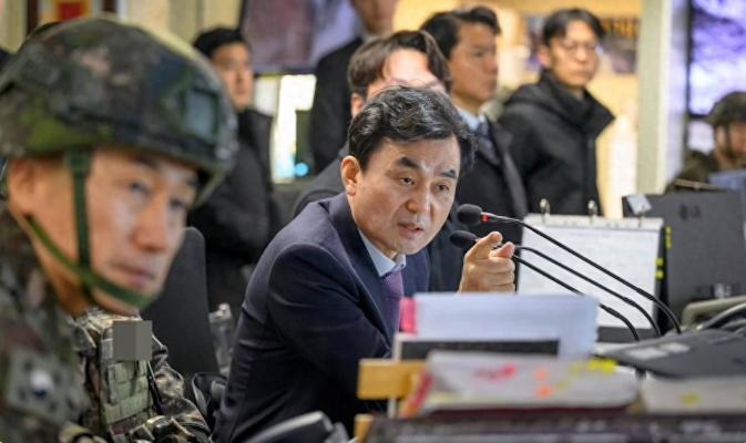 在對峙發生後，韓國國防部長官安圭伯與聯合參謀本部議長陳永承分別致電駐韓美軍司令，對飛行計畫未充分通報表達不滿。 圖:翻攝自今日頭條