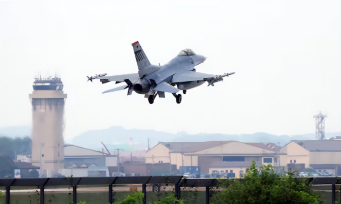 駐韓美軍烏山基地起飛的F-16戰機。 圖:翻攝自今日頭條