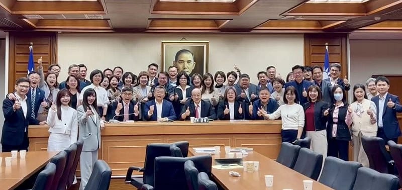 黃捷直言「民進黨團新戰隊成形，繼續戰鬥吧！」。&nbsp;&nbsp;&nbsp;