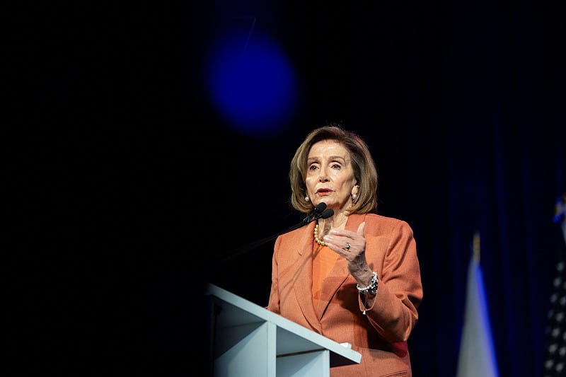 川普隨即點名調侃前眾議院議長南希·裴洛西是否會支持。裴洛西事後接受《CNN》訪問時反擊稱,她確實起立鼓掌,並形容川普的演說「懶惰」。 圖:達志影像/路透社 川普隨即點名調侃前眾議院議長南希·裴洛西是否會支持。裴洛西事後接受《CNN》訪問時反擊稱,她確實起立鼓掌,並形容川普的演說「懶惰」。 圖:達志影像/路透社