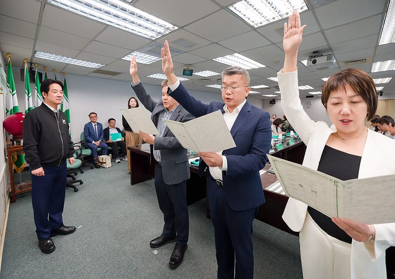 蔡其昌、莊瑞雄、范雲宣誓就職民進黨中常委。&nbsp;&nbsp;&nbsp;圖：民進黨提供