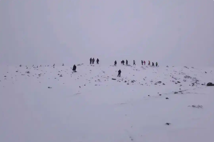 上山救援的人群。&nbsp;&nbsp;&nbsp;圖:翻攝自濟寧新聞