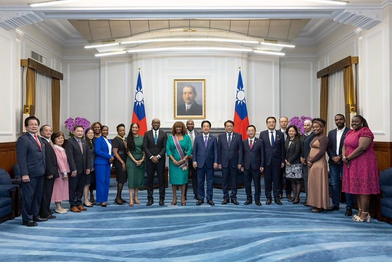  賴清德頒授聖文森及格瑞那丁駐台大使柏安卓（Andrea Clare Bowman）「大綬景星勳章」。 圖：總統府提供 