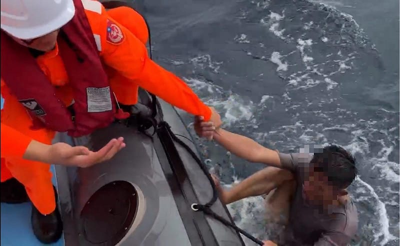 臺東外海25日下午發生漁船翻覆意外，「東○○港1號」漁船翻覆，3名船員攀附於翻覆船體上待援，海巡署出動巡防艇救援。&nbsp;&nbsp;&nbsp;圖：海巡署提供