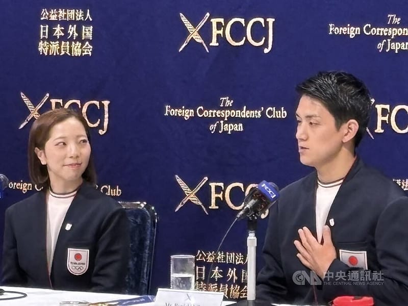 米蘭冬奧落幕，花式滑冰雙人組合「璃來龍」三浦璃來與木原龍一25日下午出席日本外國特派員協會記者會，木原講述時，璃來一直專注地看著他，展現兩人深厚情誼。中央社記者戴雅真東京攝　115年2月25日&nbsp;&nbsp;&nbsp;