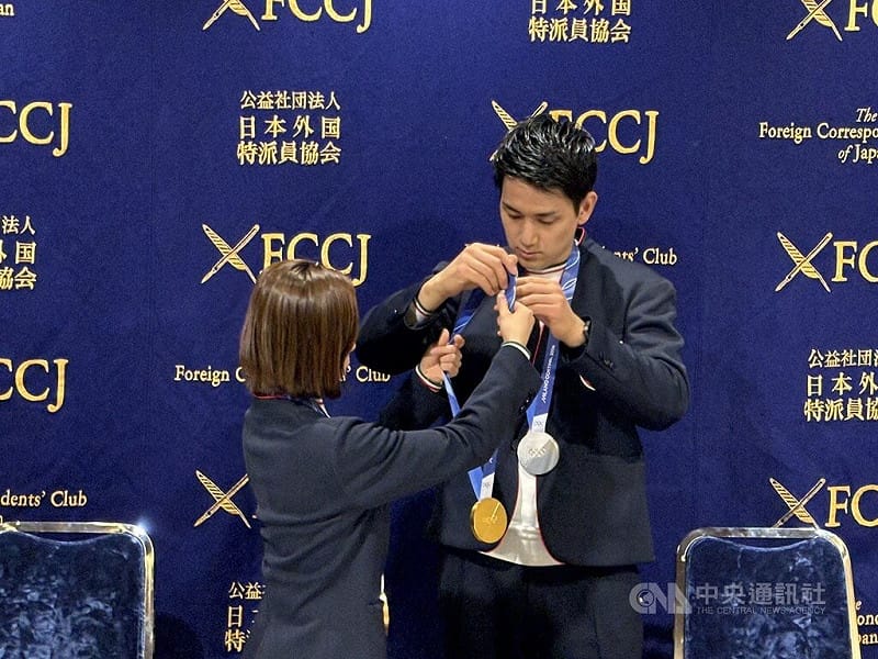 米蘭冬奧落幕，花式滑冰雙人組合「璃來龍」三浦璃來與木原龍一25日下午出席日本外國特派員協會記者會，三浦細心替木原整理獎牌。中央社記者戴雅真東京攝　115年2月25日&nbsp;&nbsp;&nbsp;