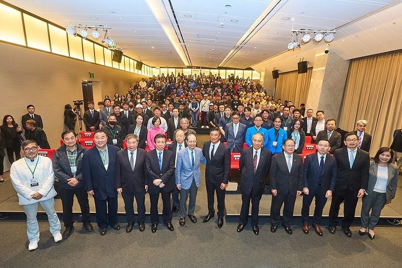 「世界全壘打王」王貞治（前排右7）隨日本職棒福岡軟銀鷹隊來台，接受中華民國棒球協會邀請舉辦講座，從投打對決、心理素質、技術分享、自我成長等面向，為台灣棒球提出建言。（中華棒協提供）中央社記者蘇志畬傳真　115年2月25日&nbsp;&nbsp;&nbsp;