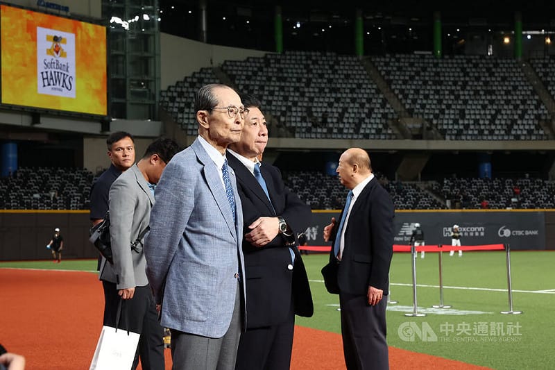 「世界全壘打王」王貞治（前）25日現身台北大巨蛋球場，在台日棒球國際交流賽登場前，觀看球員練球情形。中央社記者王騰毅攝　115年2月25日&nbsp;&nbsp;&nbsp;