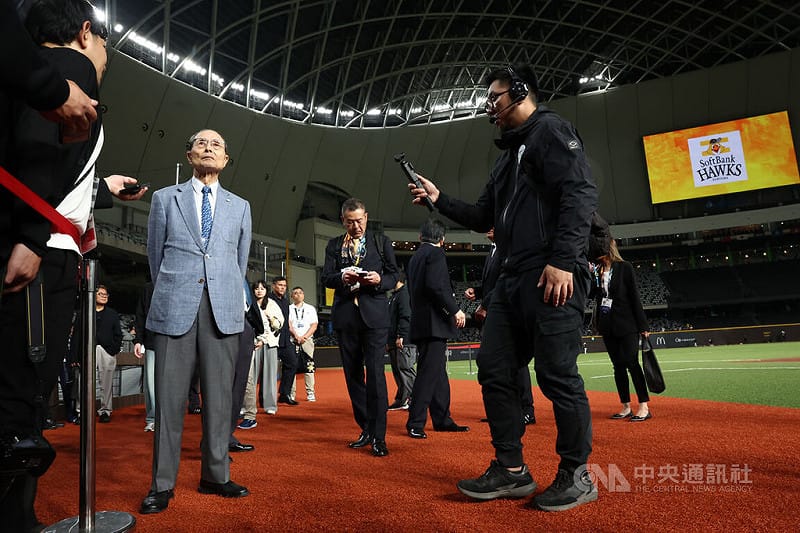 2026台日棒球國際交流賽25日晚間開打，「世界全壘打王」王貞治（前左）現身大巨蛋球場，觀看球員賽前練球情形，並與場邊人員交流意見。中央社記者王騰毅攝　115年2月25日&nbsp;&nbsp;&nbsp;