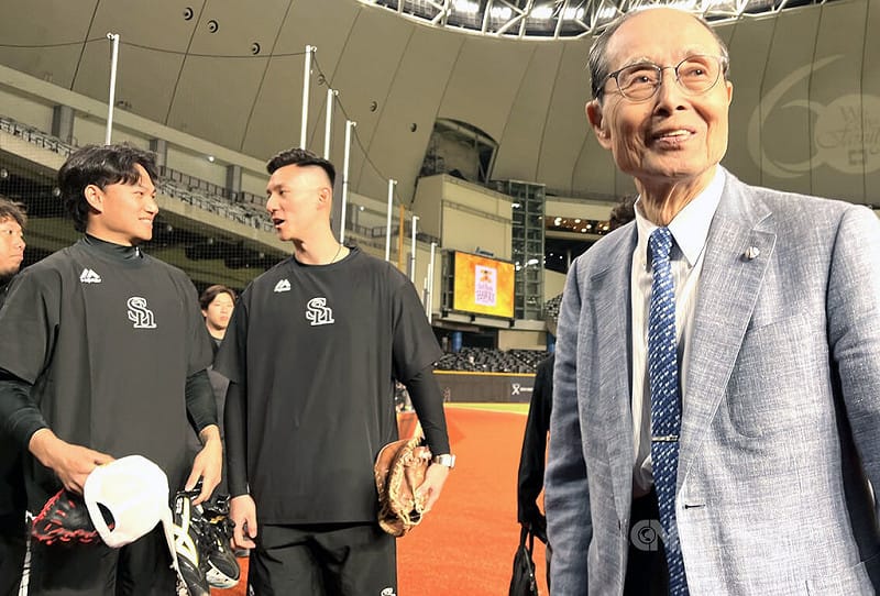 日本職棒福岡軟銀鷹隊造訪台北大巨蛋，參加25日開打的台日棒球國際交流賽，球團會長王貞治（右）與今年加盟軟銀的台灣投手徐若熙（左）打招呼。中央社記者蘇志畬攝　115年2月25日&nbsp;&nbsp;&nbsp;
