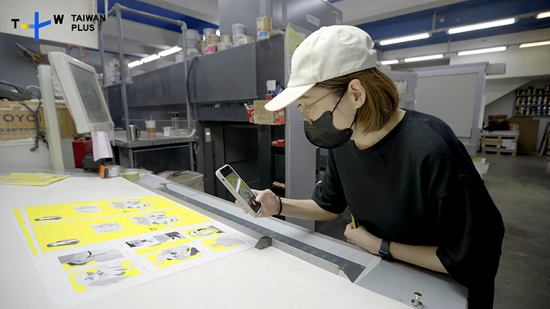 漫畫家每日青菜來到印刷廠，在作品付印前檢查打樣品質。&nbsp;&nbsp;&nbsp;圖：TaiwanPlus提供