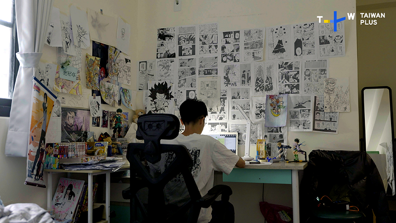  漫畫家冠頭為了巴哈姆特ACG創作大賽積極備戰。 圖：TaiwanPlus提供 