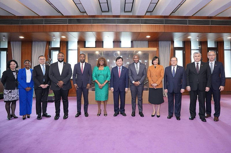 外交部長林佳龍（右六）與外交使節團團長聖文森及格瑞那丁大使柏安卓（Andrea Clare Bowman，左六）等與會貴賓合影。&nbsp;&nbsp;&nbsp;圖：外交部提供