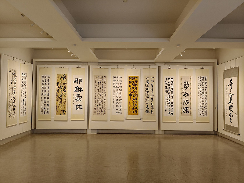 「學而書會」自今日起至3月26日在明宗書法藝術館盛大舉辦「道法自然  2026學而書會聯展」，該會集結大台南地區知名書法家，每次聯合展出各家力作，各界莫不引頸期盼。&nbsp;&nbsp;&nbsp;圖：黃博郎／攝