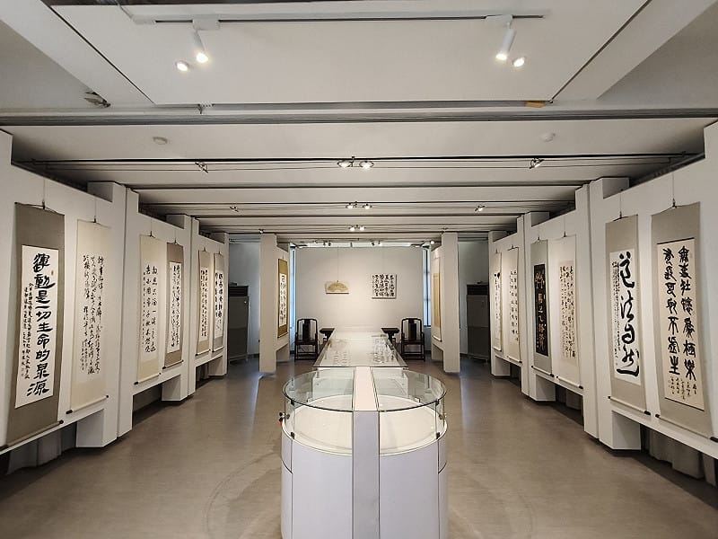 「學而書會」自今日起至3月26日在明宗書法藝術館盛大舉辦「道法自然  2026學而書會聯展」，該會集結大台南地區知名書法家，每次聯合展出各家力作，各界莫不引頸期盼。&nbsp;&nbsp;&nbsp;圖：黃博郎／攝