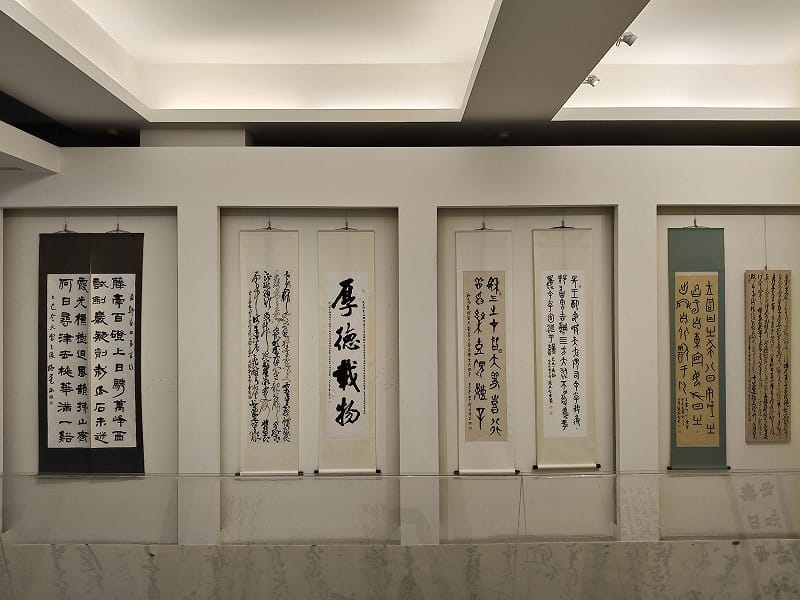 「學而書會」自今日起至3月26日在明宗書法藝術館盛大舉辦「道法自然  2026學而書會聯展」，該會集結大台南地區知名書法家，每次聯合展出各家力作，各界莫不引頸期盼。&nbsp;&nbsp;&nbsp;圖：黃博郎／攝