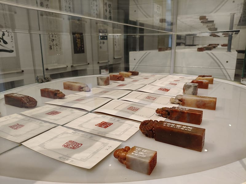 「學而書會」自今日起至3月26日在明宗書法藝術館盛大舉辦「道法自然  2026學而書會聯展」，該會集結大台南地區知名書法家，每次聯合展出各家力作，各界莫不引頸期盼。&nbsp;&nbsp;&nbsp;圖：黃博郎／攝