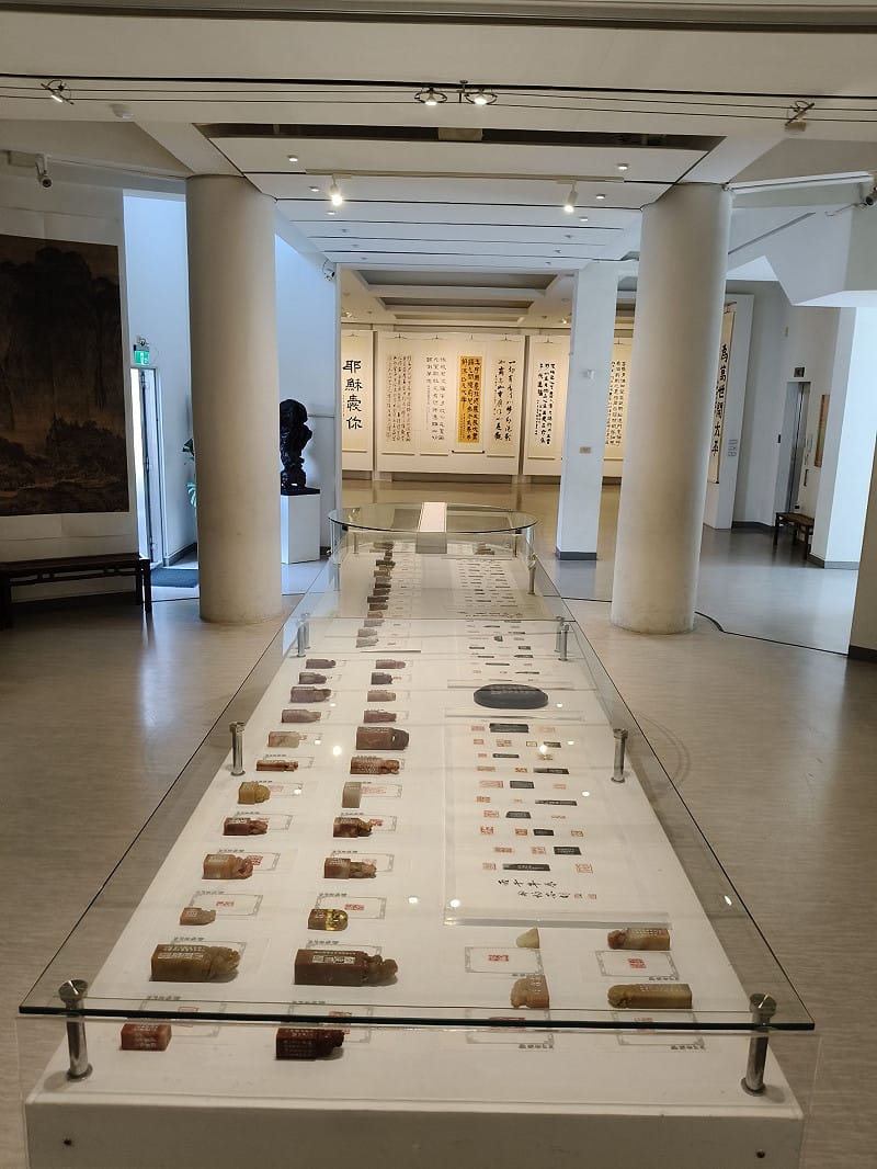 「學而書會」自今日起至3月26日在明宗書法藝術館盛大舉辦「道法自然  2026學而書會聯展」，該會集結大台南地區知名書法家，每次聯合展出各家力作，各界莫不引頸期盼。&nbsp;&nbsp;&nbsp;圖：黃博郎／攝