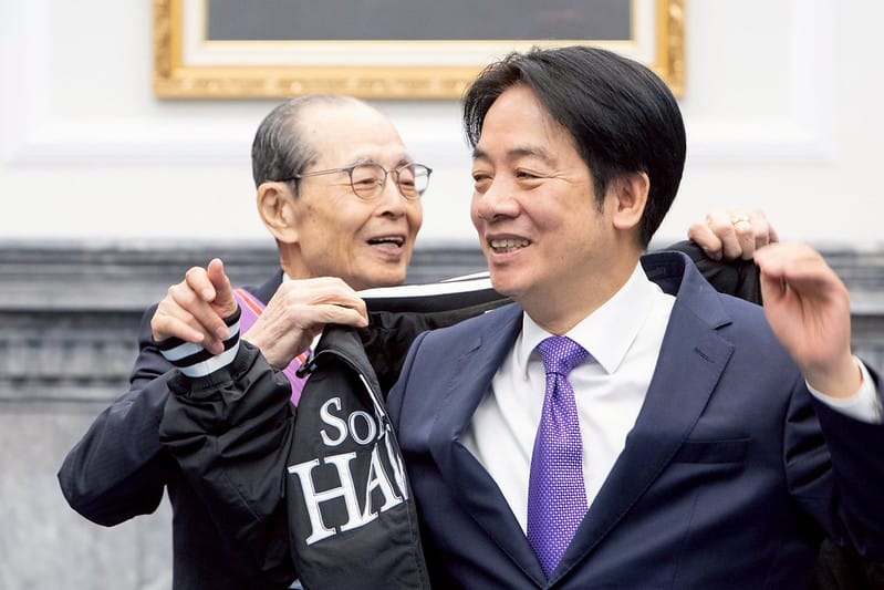 王貞治為賴清德披上軟銀棒球外套。 圖:總統府提供 王貞治為賴清德披上軟銀棒球外套。 圖:總統府提供