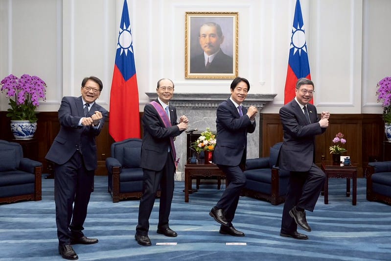 賴清德、卓榮泰、潘孟安學習王貞治的「一本足打法」(金雞獨立打法)。 圖:總統府提供 賴清德、卓榮泰、潘孟安學習王貞治的「一本足打法」(金雞獨立打法)。 圖:總統府提供