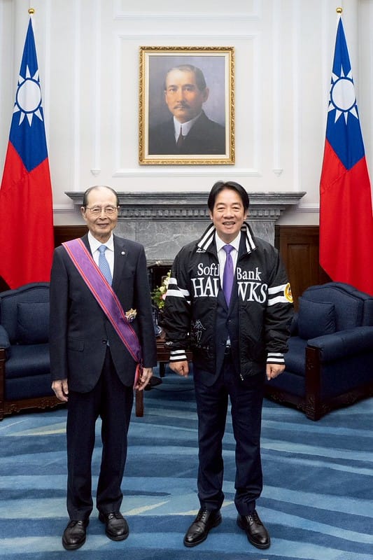 王貞治致贈軟銀棒球外套給賴清德。 圖:總統府提供 王貞治致贈軟銀棒球外套給賴清德。 圖:總統府提供