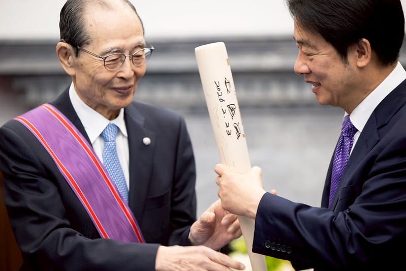 王貞治致贈簽名球棒給賴清德。 圖:總統府提供 王貞治致贈簽名球棒給賴清德。 圖:總統府提供